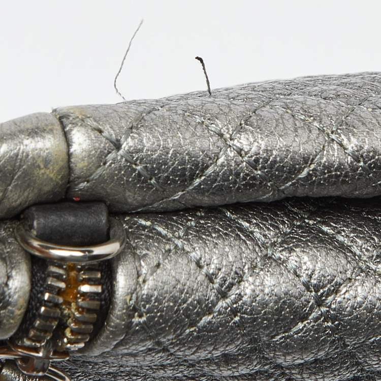مملوكة مسبقًا CH Carolina Herrera Metallic Silver Quilted Leather Front Zip Crossbody Bag