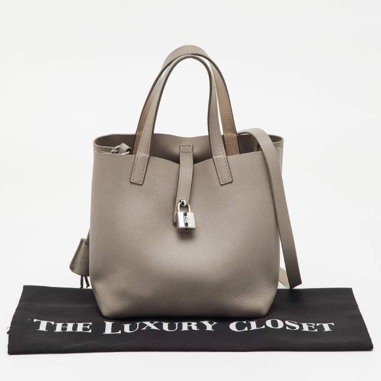 مملوكة مسبقًا CH Carolina Herrera Light Grey Leather Matryoshka Locked XS Bag