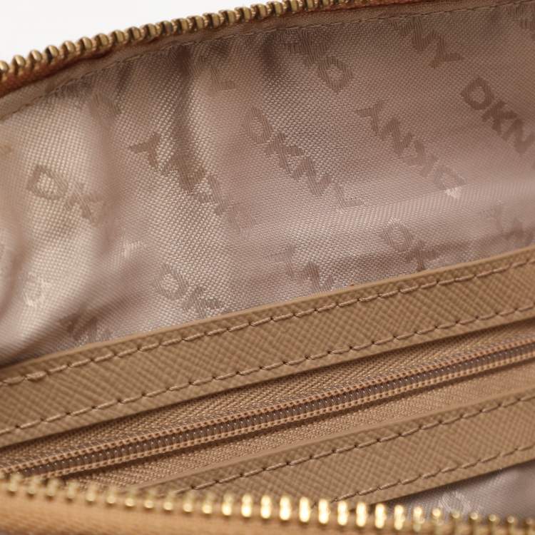 Pre Owned CH Carolina Herrera Beige Quilted Leather Chain Clutch