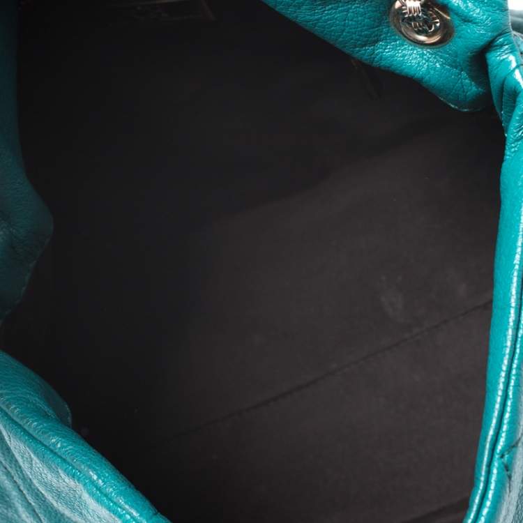مملوكة مسبقًا Carolina Herrera Green CH Embossed Leather Flap Chain Shoulder Bag