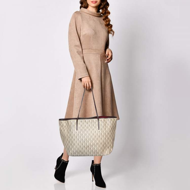 Pre Owned CH Carolina Herrera Cream/Black Monogram Coated Canvas And Leather Shopper Tote