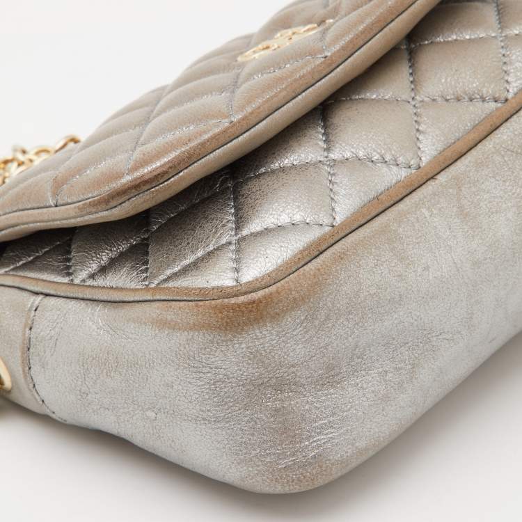مملوكة مسبقًا CH Carolina Herrera Silver Quilted Leather Chain Crossbody Bag