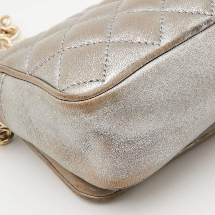مملوكة مسبقًا CH Carolina Herrera Silver Quilted Leather Chain Crossbody Bag