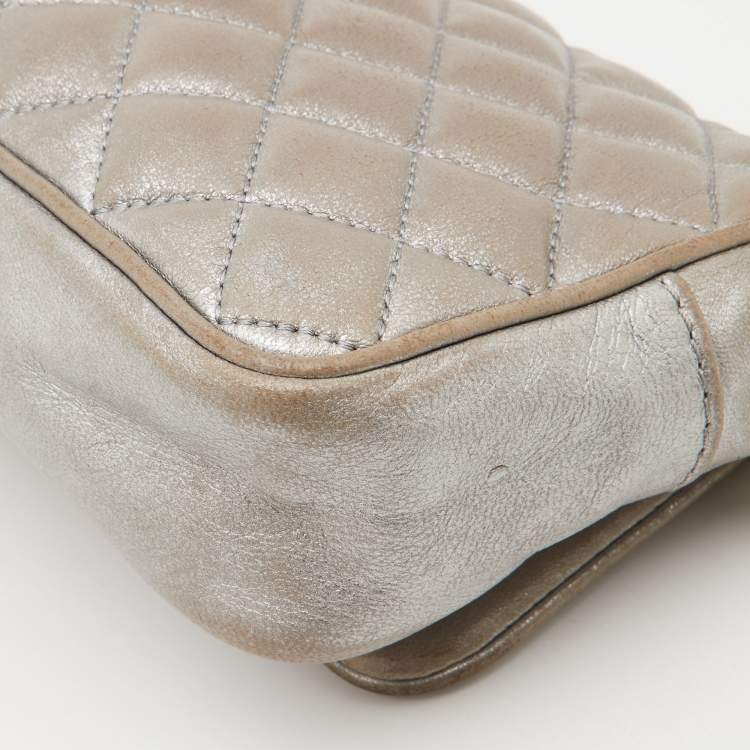 مملوكة مسبقًا CH Carolina Herrera Silver Quilted Leather Chain Crossbody Bag