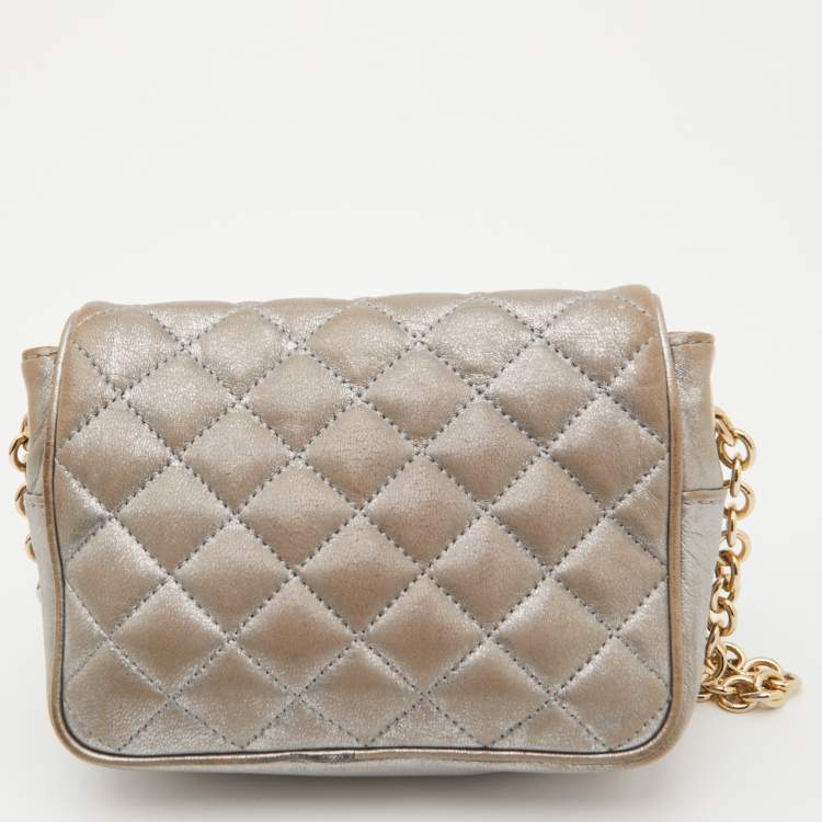 مملوكة مسبقًا CH Carolina Herrera Silver Quilted Leather Chain Crossbody Bag