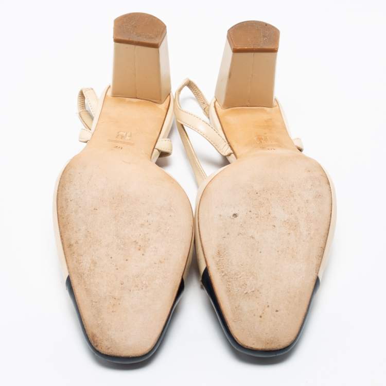 Pre Owned CH Carolina Herrera Beige/Navy Blue Leather Bow Square Toe Slingback Pumps Size 40