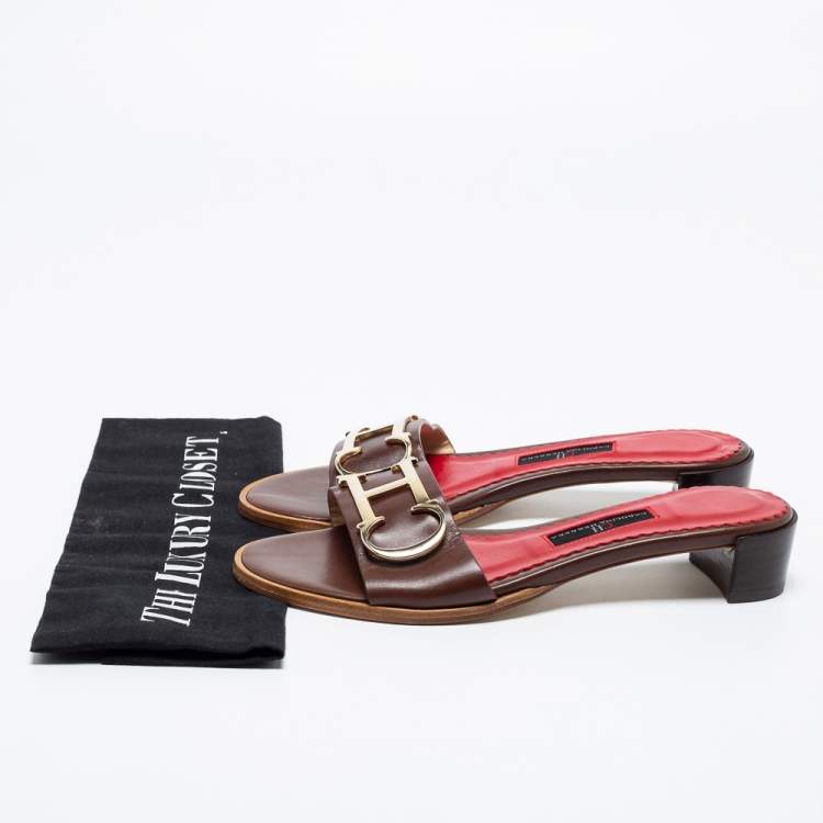 مملوكة مسبقًا CH Carolina Herrera Brown Leather CH Logo Slide Sandals Size 36