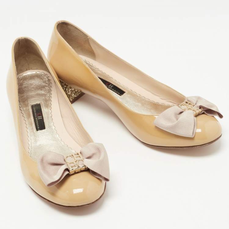 Pre Owned CH Carolina Herrera Beige Patent Leather CH Logo Bow Block Heel Pumps Size 39