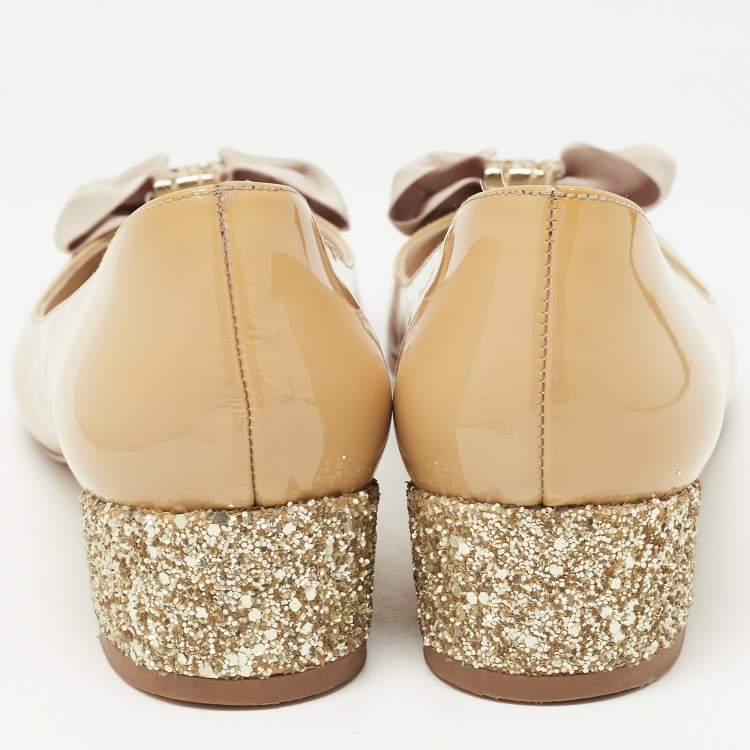 Pre Owned CH Carolina Herrera Beige Patent Leather CH Logo Bow Block Heel Pumps Size 39