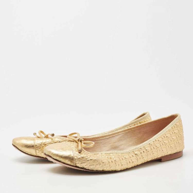Pre Owned CH Carolina Herrera Gold Logo Embossed Leather Bow Ballet Flats Size 39