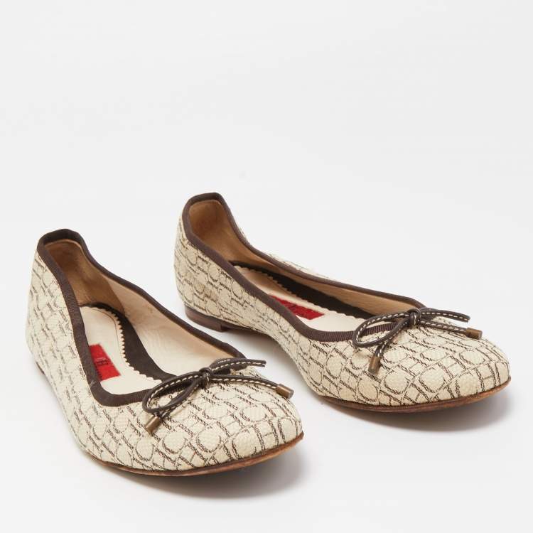 Pre Owned CH Carolina Herrera Cream/Brown Monogram Canvas Bow Ballet Flats Size 38