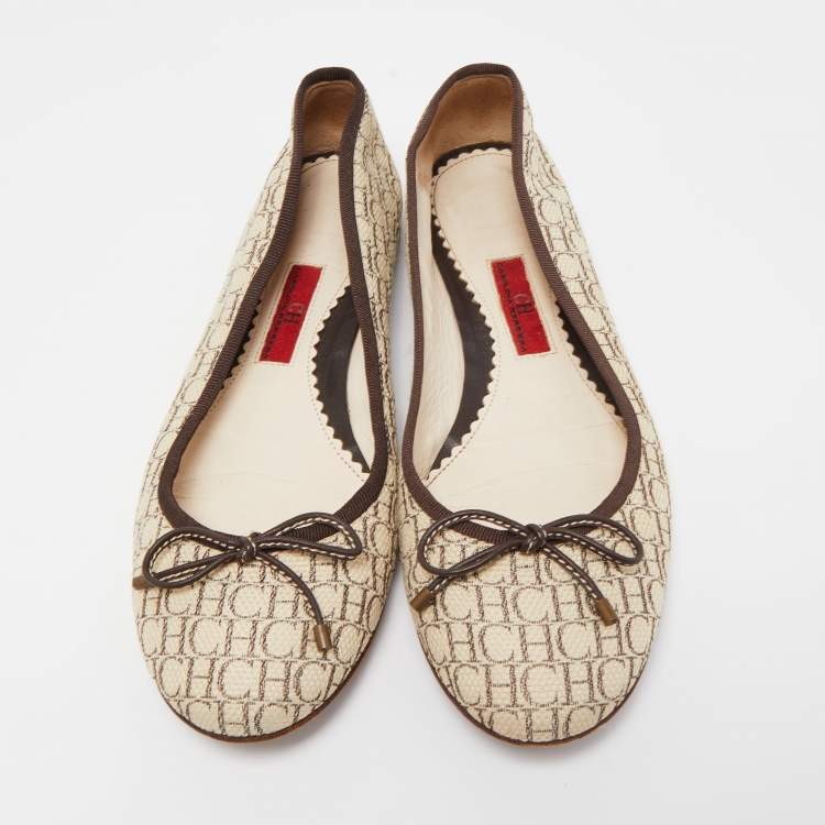 Pre Owned CH Carolina Herrera Cream/Brown Monogram Canvas Bow Ballet Flats Size 38
