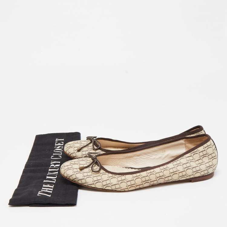 Pre Owned CH Carolina Herrera Cream/Brown Monogram Canvas Bow Ballet Flats Size 38