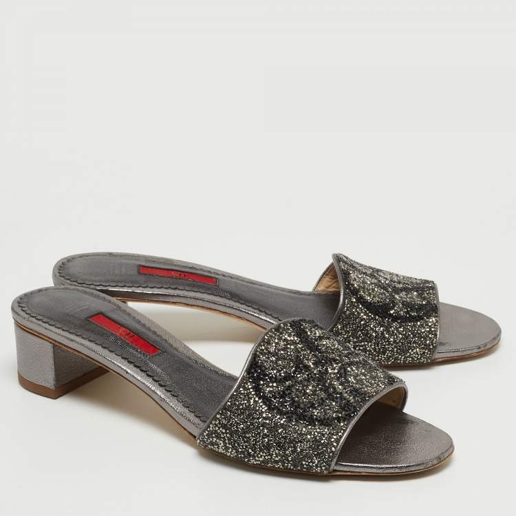 مملوكة مسبقًا CH Carolina Herrera Grey/Black Leather Crystal Embellished Logo Slide Sandals Size 39