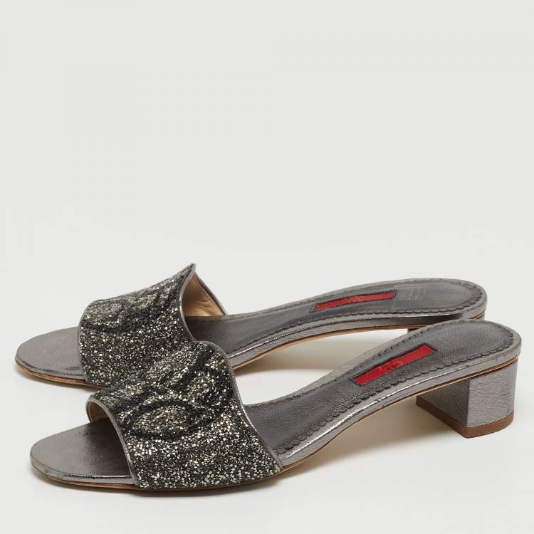 مملوكة مسبقًا CH Carolina Herrera Grey/Black Leather Crystal Embellished Logo Slide Sandals Size 39