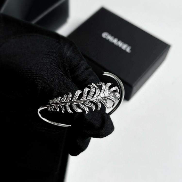 Pre Owned Chanel Plume De Chanel Feather 18K White Gold Diamonds Bracelet
