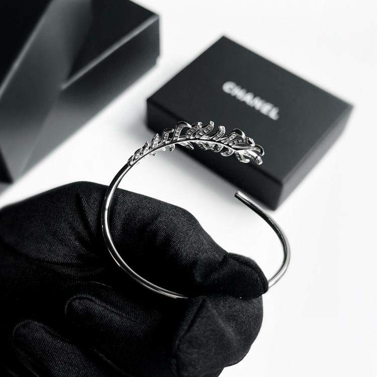 Pre Owned Chanel Plume De Chanel Feather 18K White Gold Diamonds Bracelet