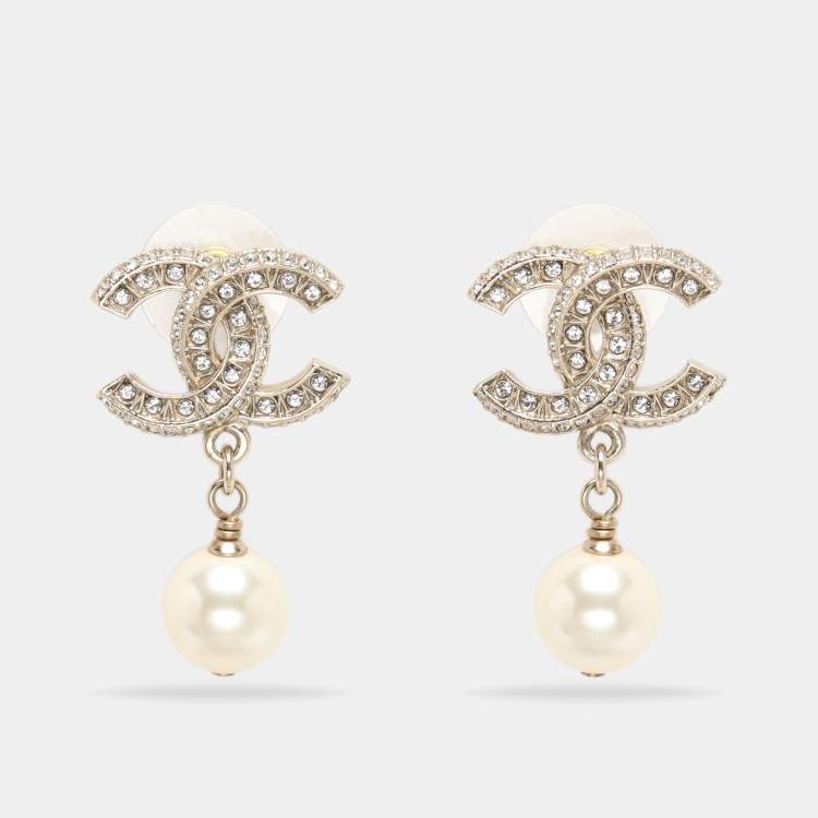مملوكة مسبقًا Chanel Pale Gold Tone Crystal CC Faux Pearl Drop Earrings
