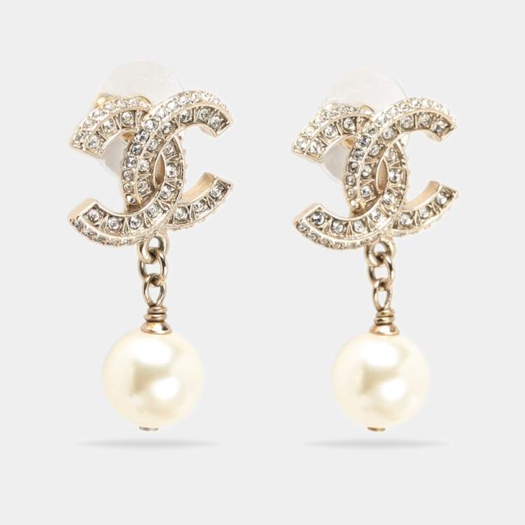 مملوكة مسبقًا Chanel Pale Gold Tone Crystal CC Faux Pearl Drop Earrings