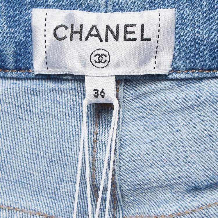 مملوكة مسبقًا Chanel Blue CC Print Denim Embellished Jeans S Waist 28"
