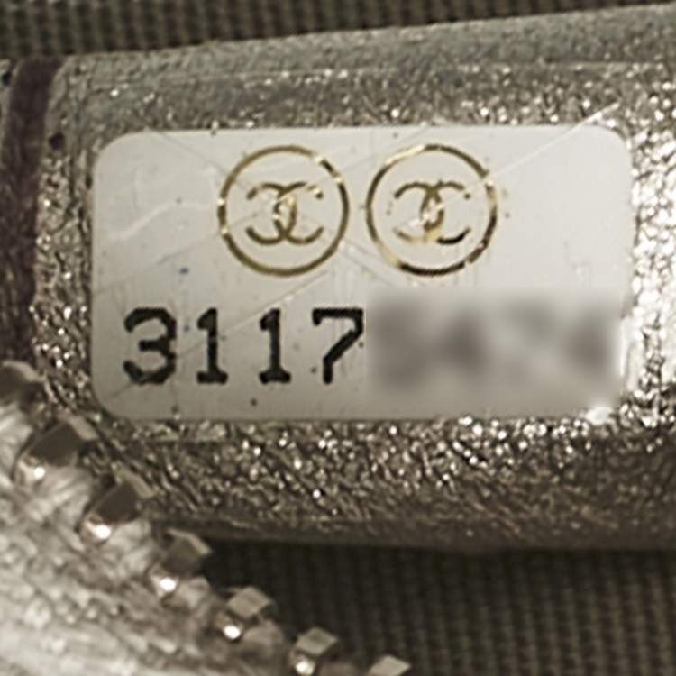 Pre Owned Chanel Silver Quilted Leather Round Bracelet Clutch