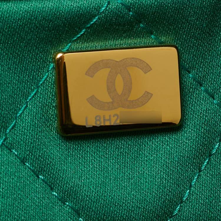 Pre Owned Chanel Green Quilted Leather Medium 22 Chain Bag
