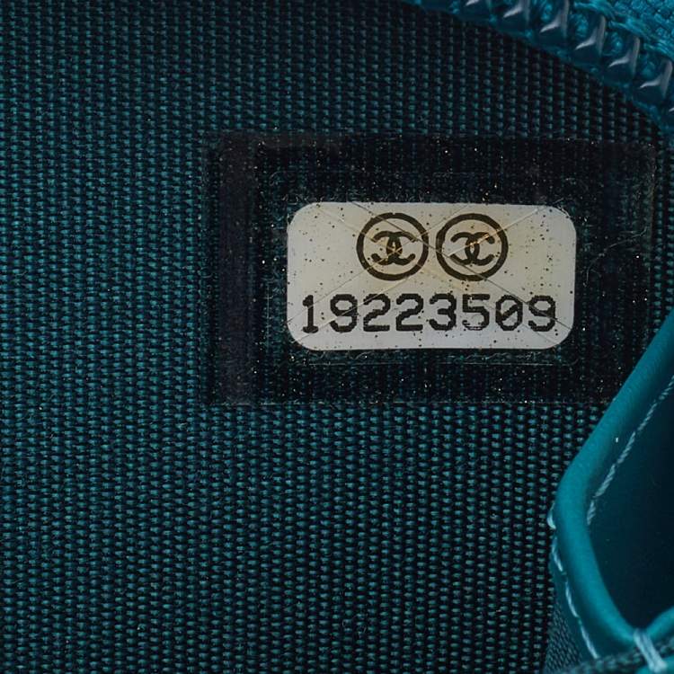 Pre Owned Chanel Green Caviar Leather Zip Around Card Holder