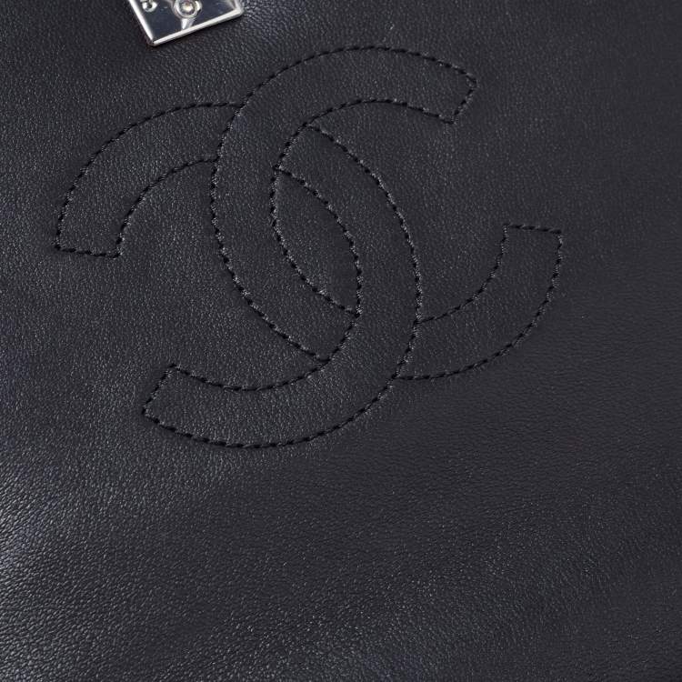مملوكة مسبقًا Chanel  Black Leather Embellished Flap Saddle Bag