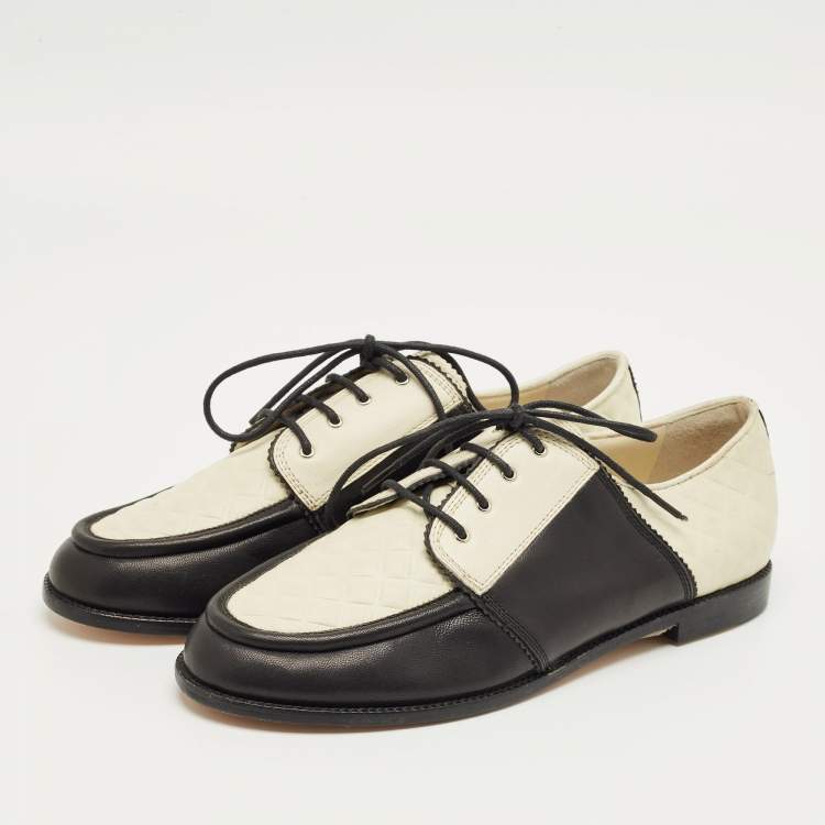مملوكة مسبقًا Chanel White/Black Quilted Leather CC Hamburg Lace Up Derby Size 40