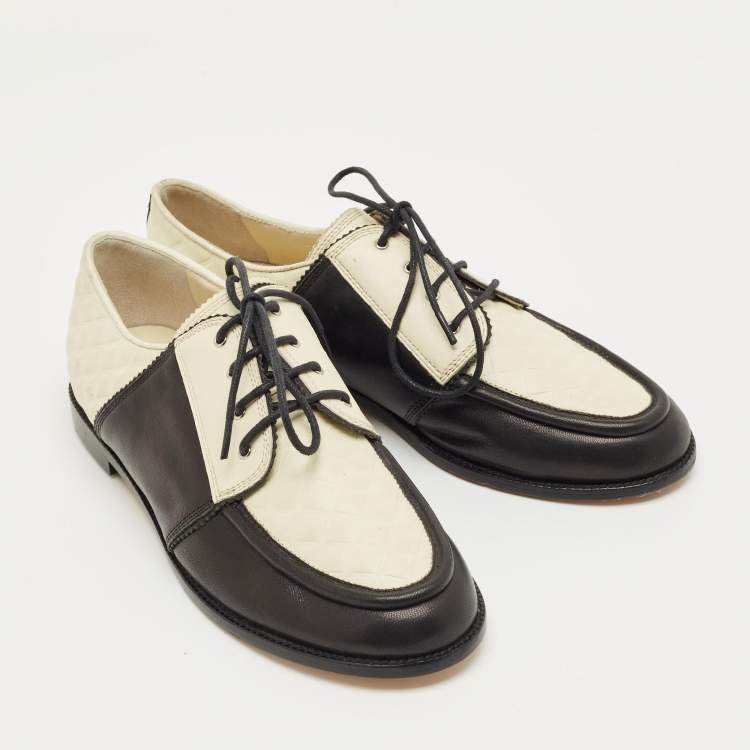 مملوكة مسبقًا Chanel White/Black Quilted Leather CC Hamburg Lace Up Derby Size 40