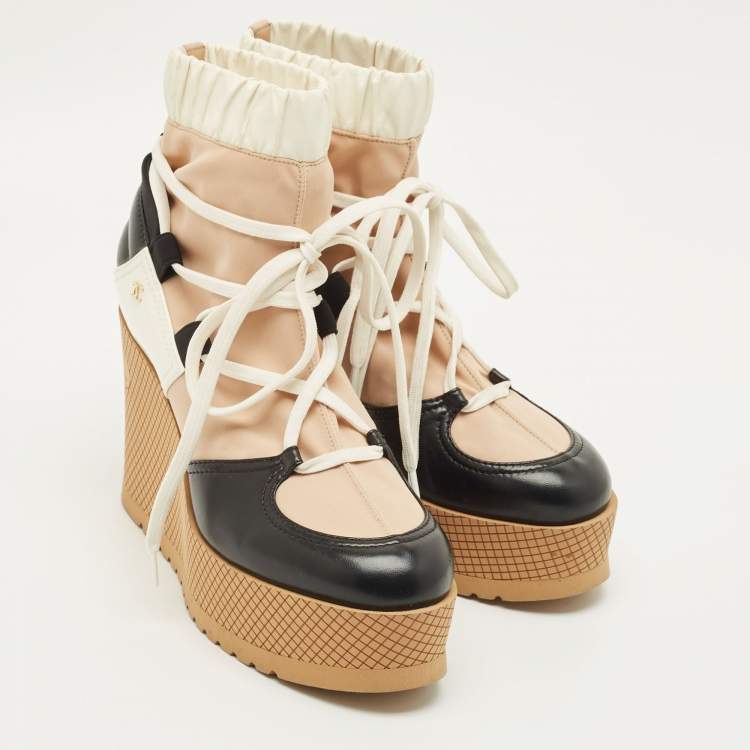 مملوكة مسبقًا Chanel Runway Size 38.5 Black/Brown Leather and Nylon Wedge Boots