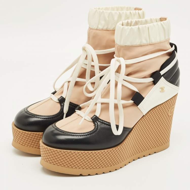 مملوكة مسبقًا Chanel Runway Size 38.5 Black/Brown Leather and Nylon Wedge Boots