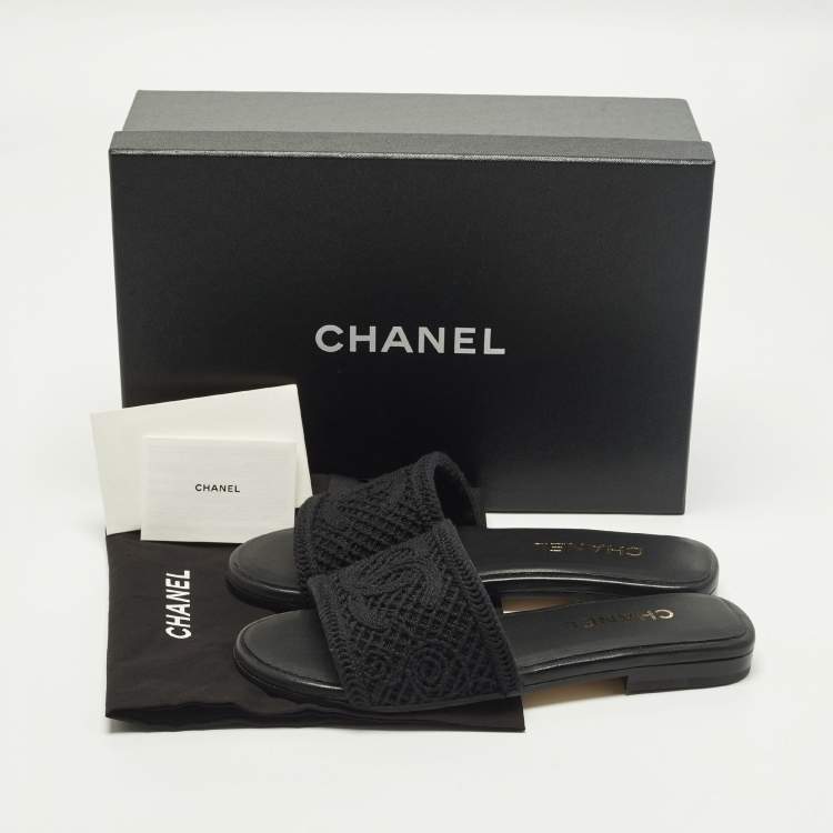 مملوكة مسبقًا Chanel CC Size 38 Black Crochet Flat Slides