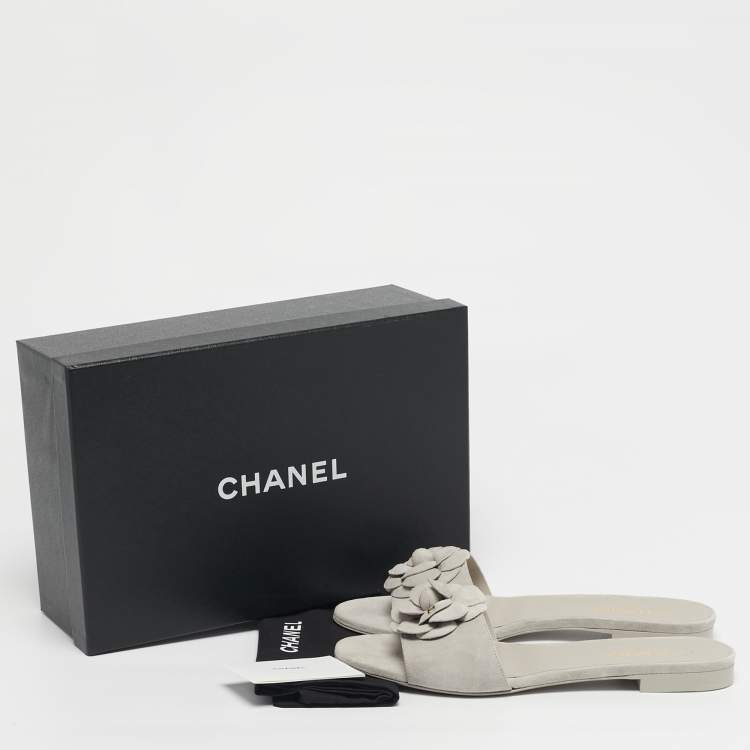 Pre Owned Chanel Size 42 Light Grey Suede CC Camellia Flat Slide Sandals