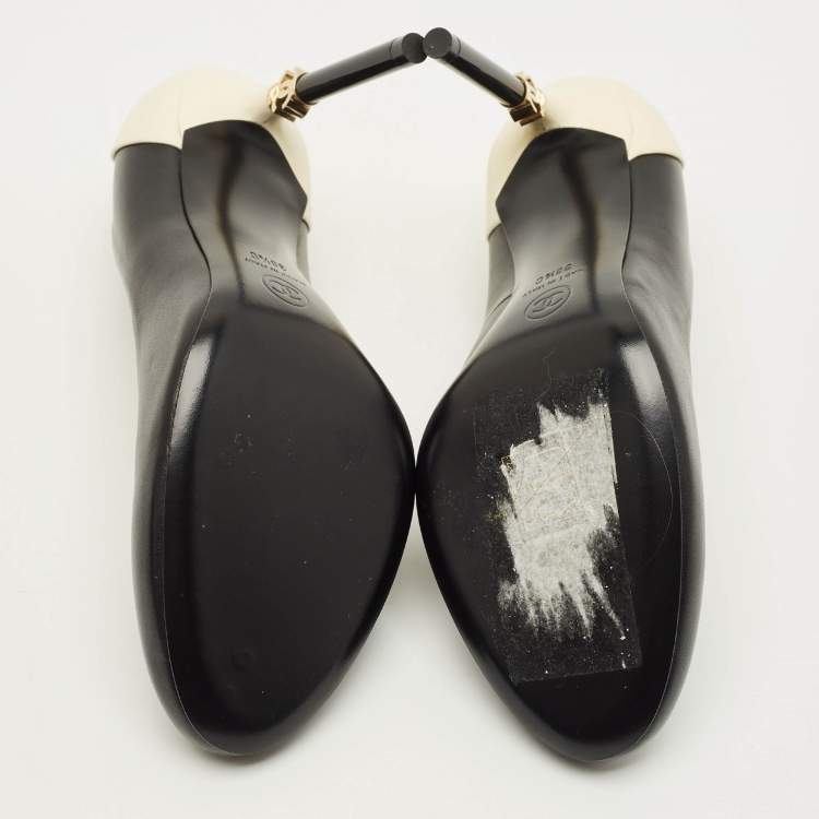 مملوكة مسبقًا حذاء كعب عالي شانيل سي سي جلد بيج/أسود مقدمة مستديرة مقاس 38