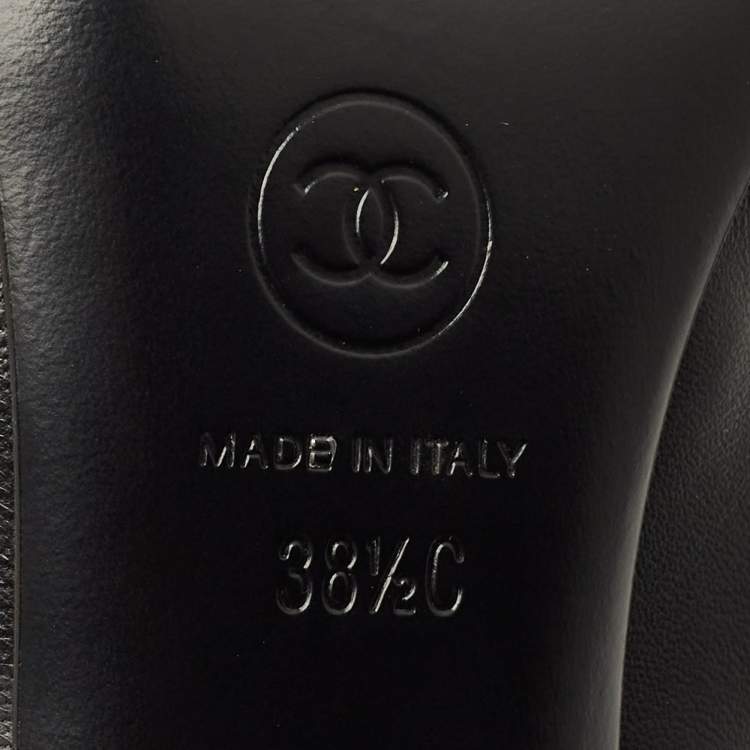 مملوكة مسبقًا حذاء كعب عالي شانيل سي سي جلد بيج/أسود مقدمة مستديرة مقاس 38