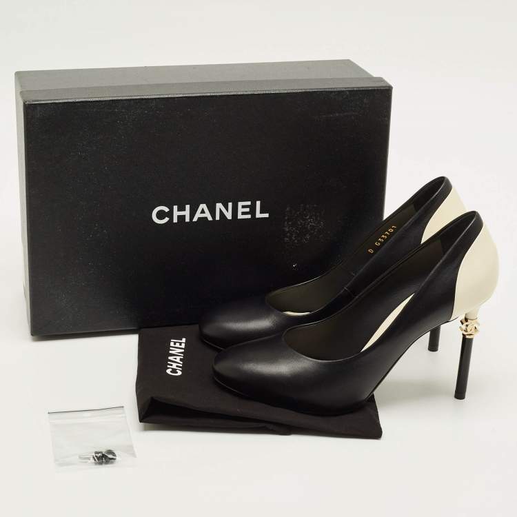 مملوكة مسبقًا حذاء كعب عالي شانيل سي سي جلد بيج/أسود مقدمة مستديرة مقاس 38