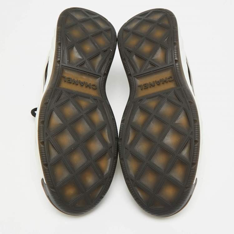 Pre Owned Chanel CC Size 40 White/Grey Fabric and Suede Low Top Sneakers