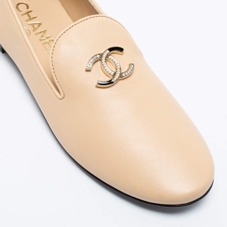 Pre Owned Chanel Beige Pearl Finish Leather CC Smoking Slippers Size 36