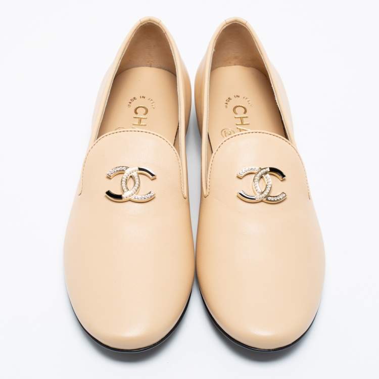 Pre Owned Chanel Beige Pearl Finish Leather CC Smoking Slippers Size 36