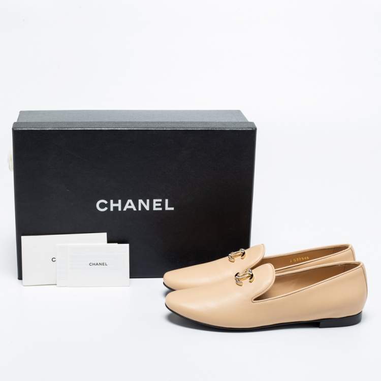 Pre Owned Chanel Beige Pearl Finish Leather CC Smoking Slippers Size 36