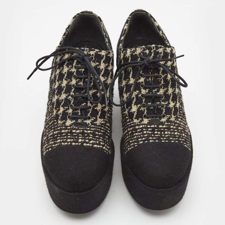 Pre Owned Chanel Black/Gold Tweed And Felt Lace Up Platform Oxford Size 39