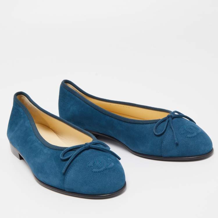 مملوكة مسبقًا Chanel Blue Suede CC Cap Top  Ballet Flats Size 40