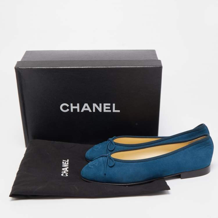 مملوكة مسبقًا Chanel Blue Suede CC Cap Top  Ballet Flats Size 40