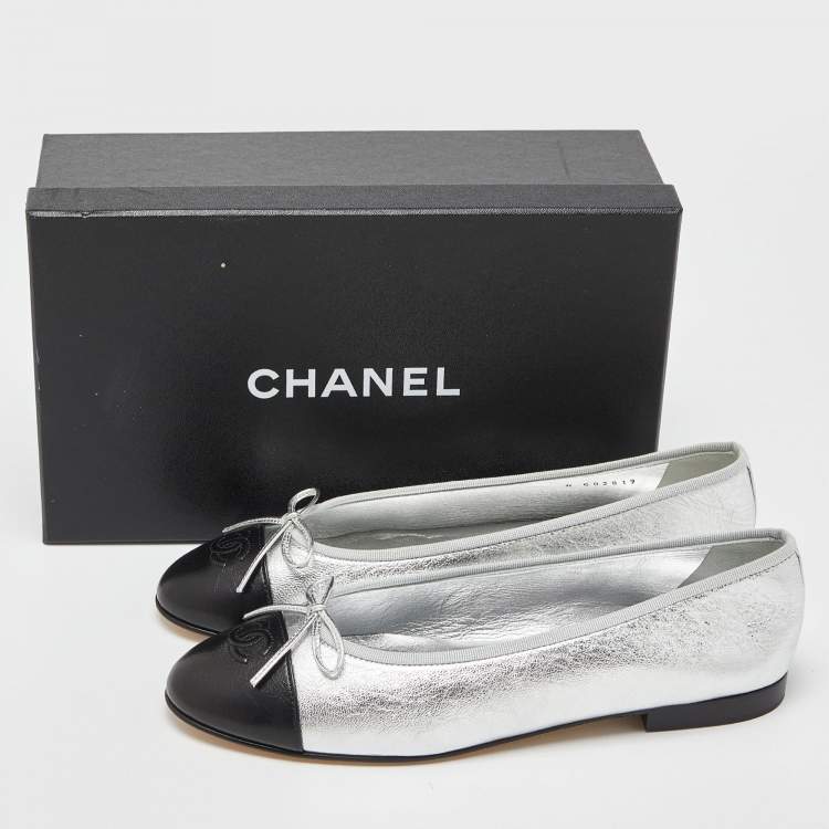 Pre Owned Chanel Metallic Silver/Black Leather CC Bow Cap Toe Ballet Flats Size 41.5