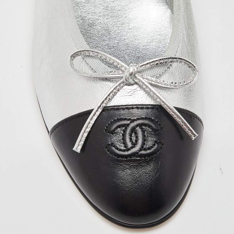 Pre Owned Chanel Metallic Silver/Black Leather CC Bow Cap Toe Ballet Flats Size 41.5