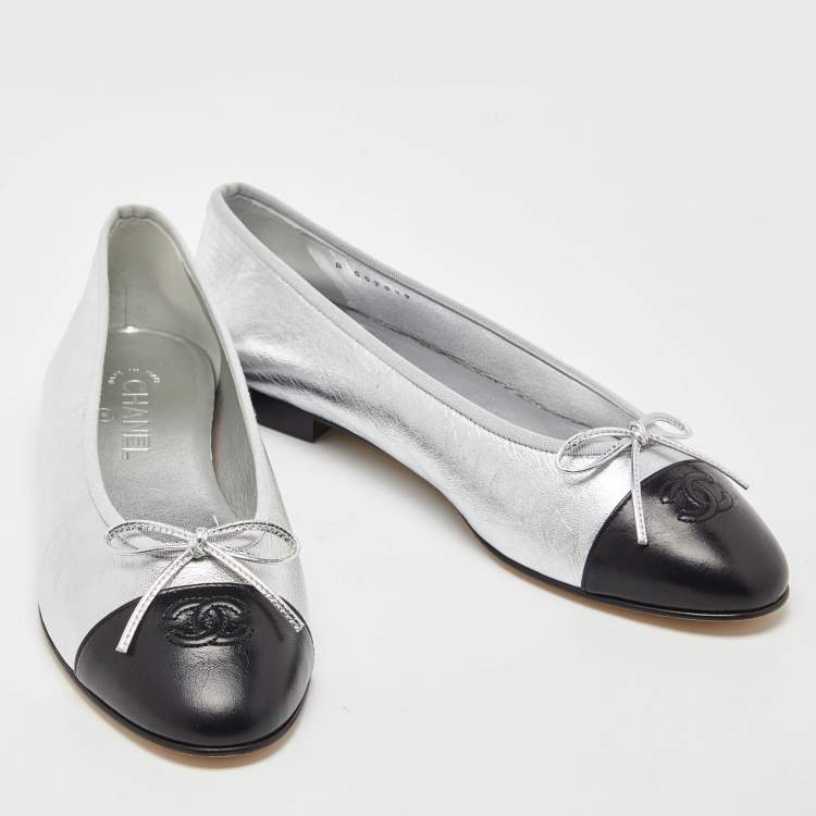 Pre Owned Chanel Metallic Silver/Black Leather CC Bow Cap Toe Ballet Flats Size 41.5