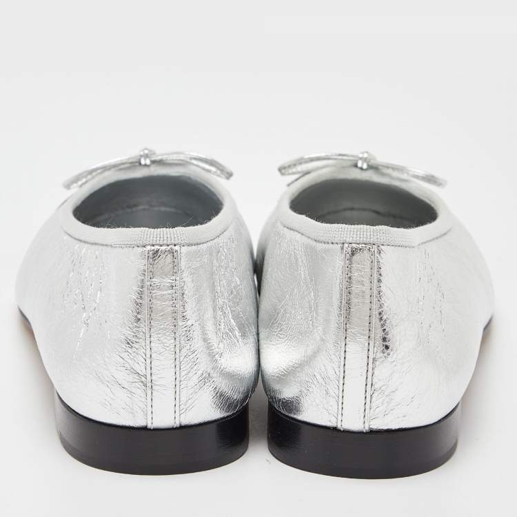 Pre Owned Chanel Metallic Silver/Black Leather CC Bow Cap Toe Ballet Flats Size 41.5