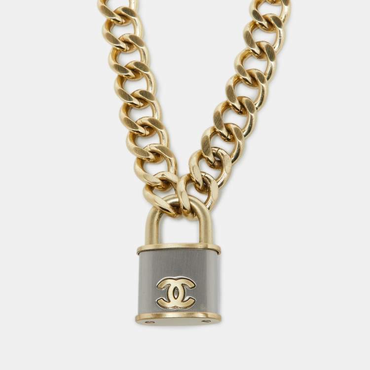 Women’s good CC gold tone lock necklace