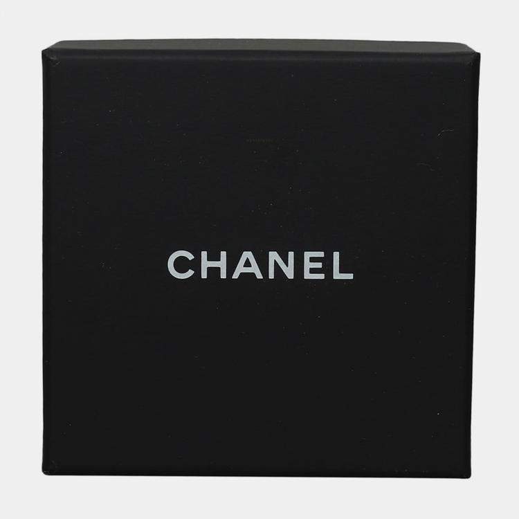 مملوكة مسبقًا Chanel CC Pearl Embellished Flower Brooch
